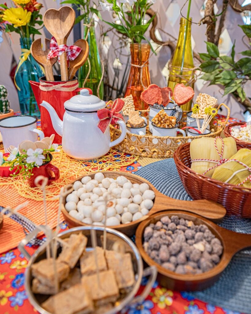 Mesa junina com pamonha, cricri, rapadura e doce de abóbora