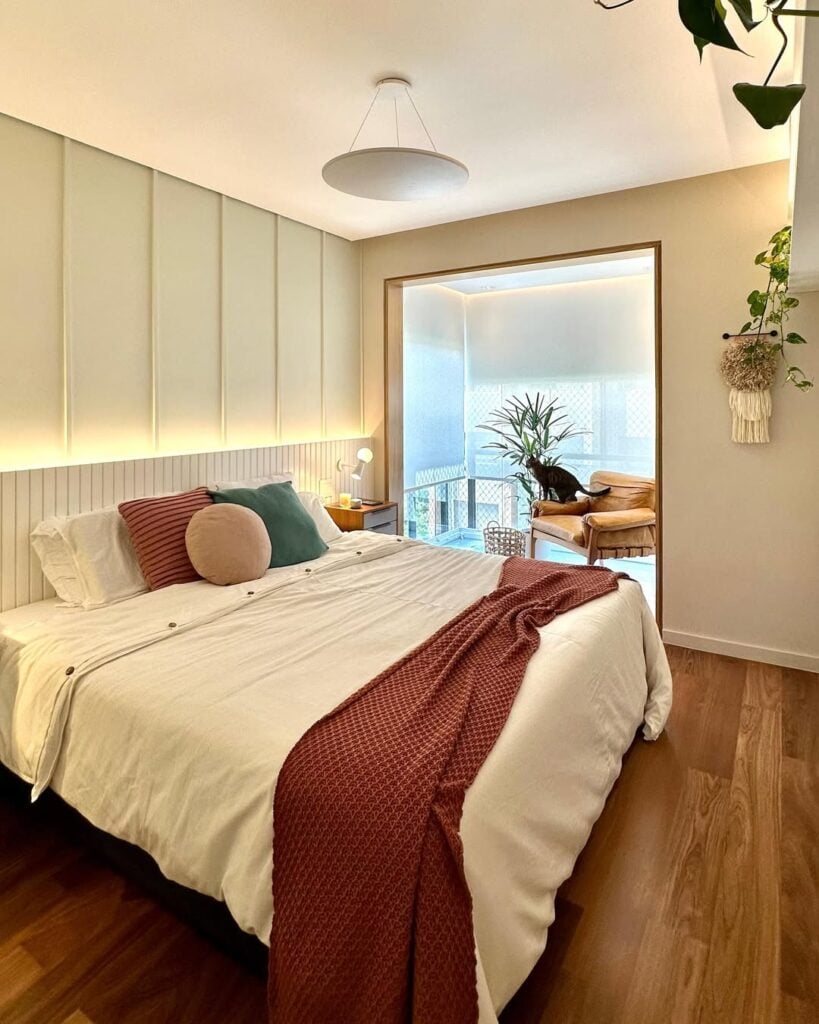 Quarto com almofadas roxas