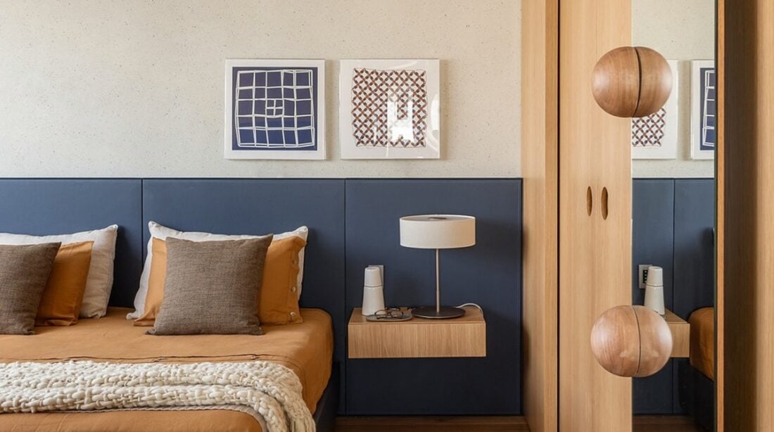 Quarto com cabeceira azul-marinho