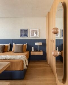 Quarto com cabeceira azul-marinho