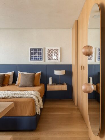 Quarto com cabeceira azul-marinho