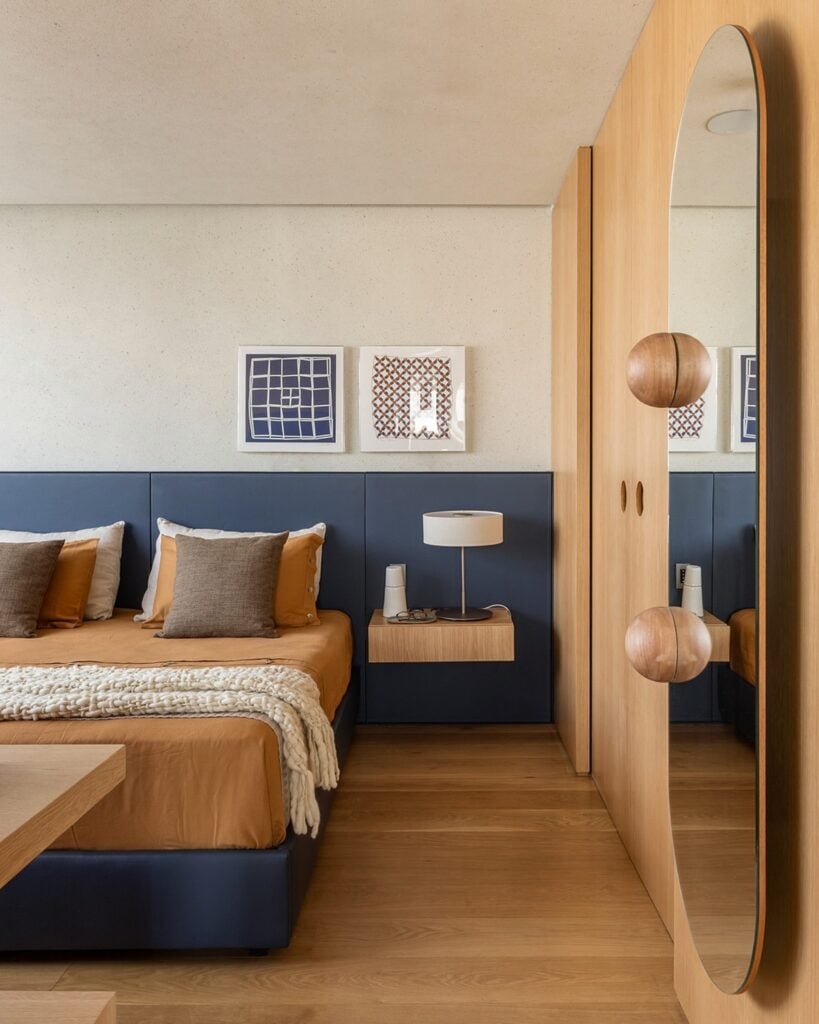Quarto com cabeceira azul-marinho 