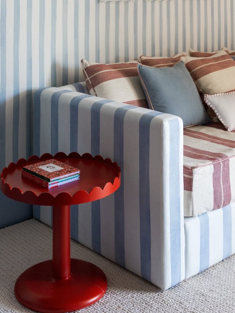 Quarto infantil com vermelho e azul 