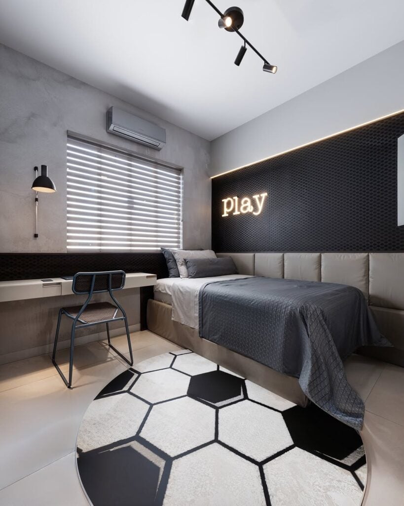 Quarto masculino com inspiração em futebol