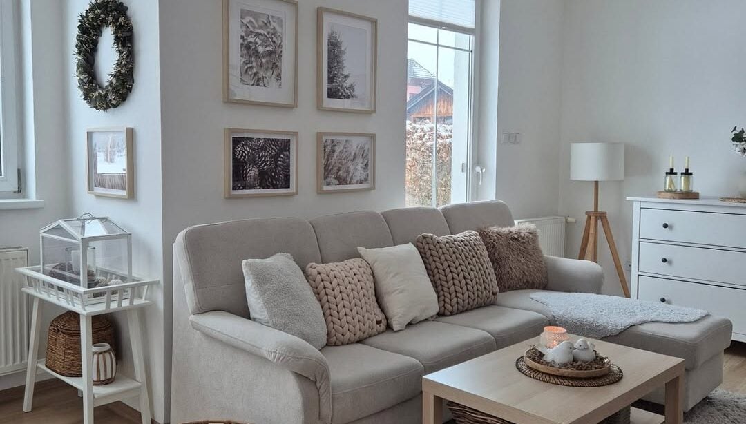 Sala com sofá escandinavo cinza-claro, almofadas com textura e mesa de centro