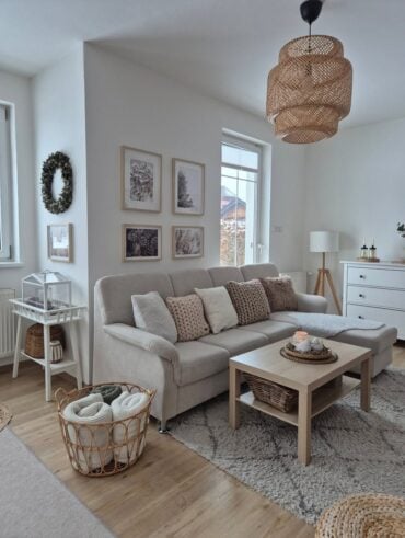 Sala com sofá escandinavo cinza-claro, almofadas com textura e mesa de centro