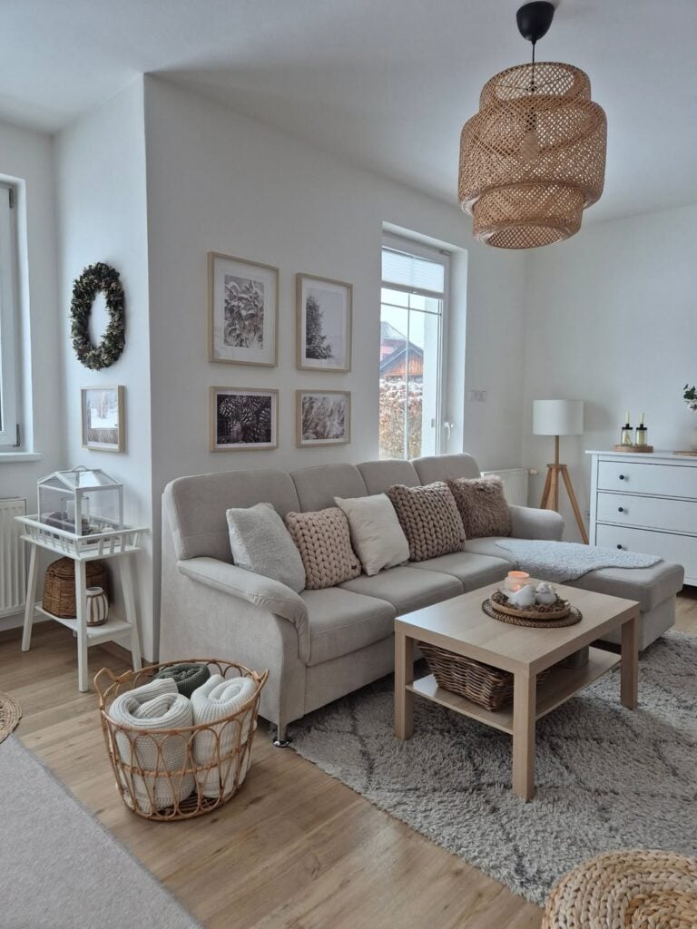 Sala com sofá escandinavo cinza-claro, almofadas com textura e mesa de centro