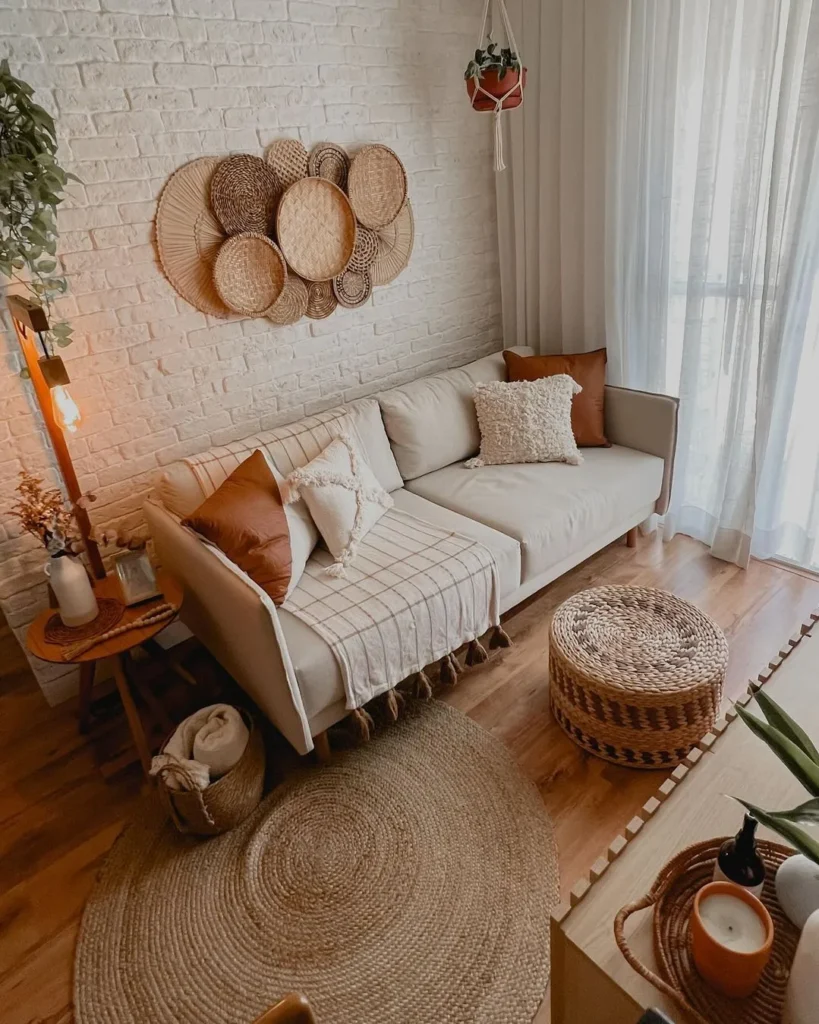 Sofá minimalista em sala no estilo boho