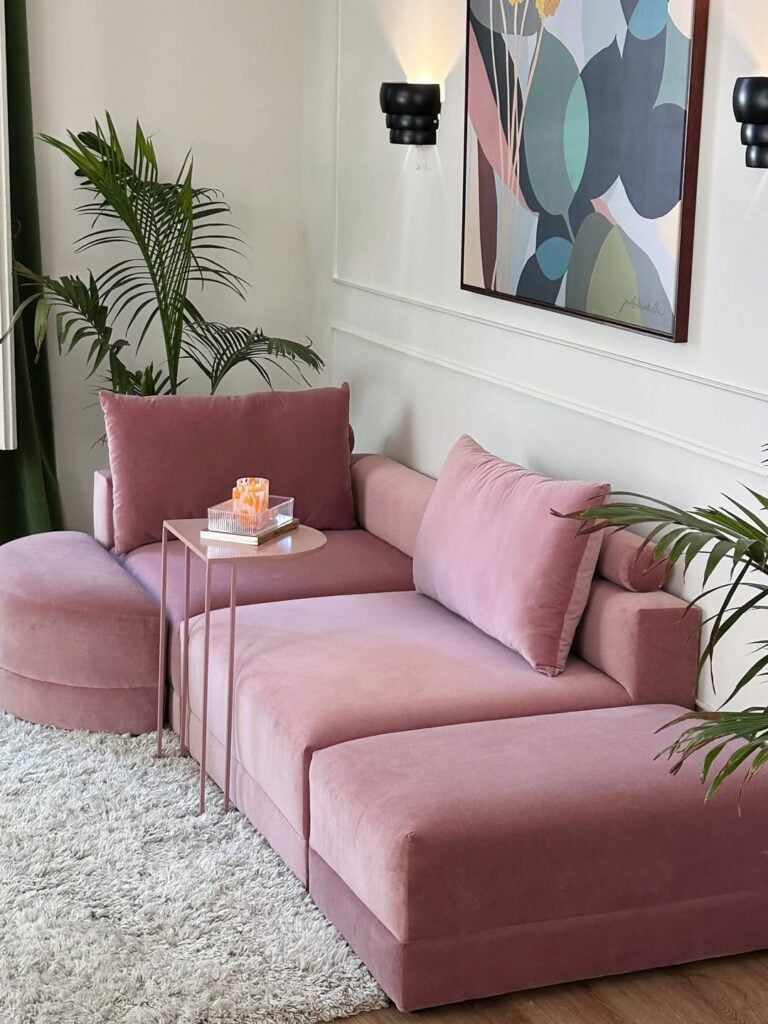 Sofá modular rosa em tecido aveludado
