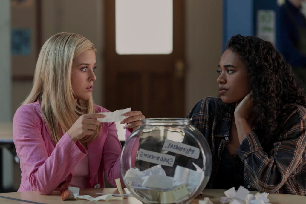 Atrizes Lexi Minetree, Chandler Kinney, de Elle
