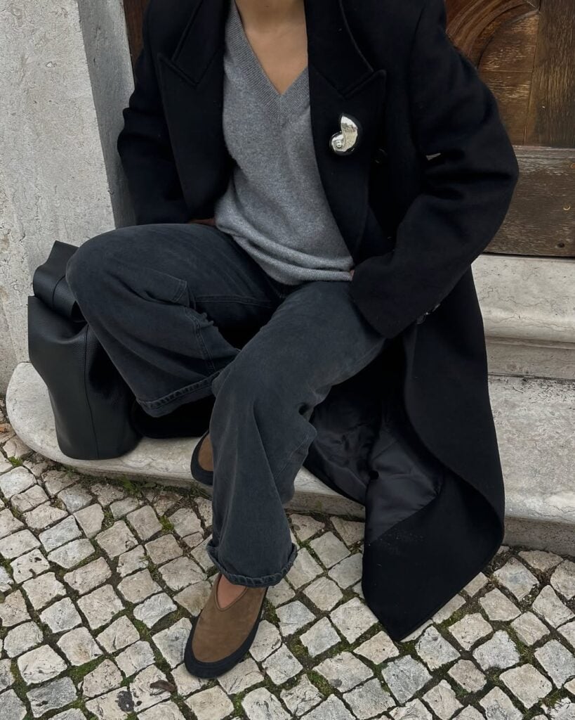 Look com broches acessório tendência
