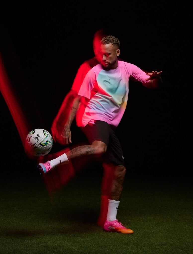 Por que os jogadores estão usando chuteiras rosa na Copa do Mundo?