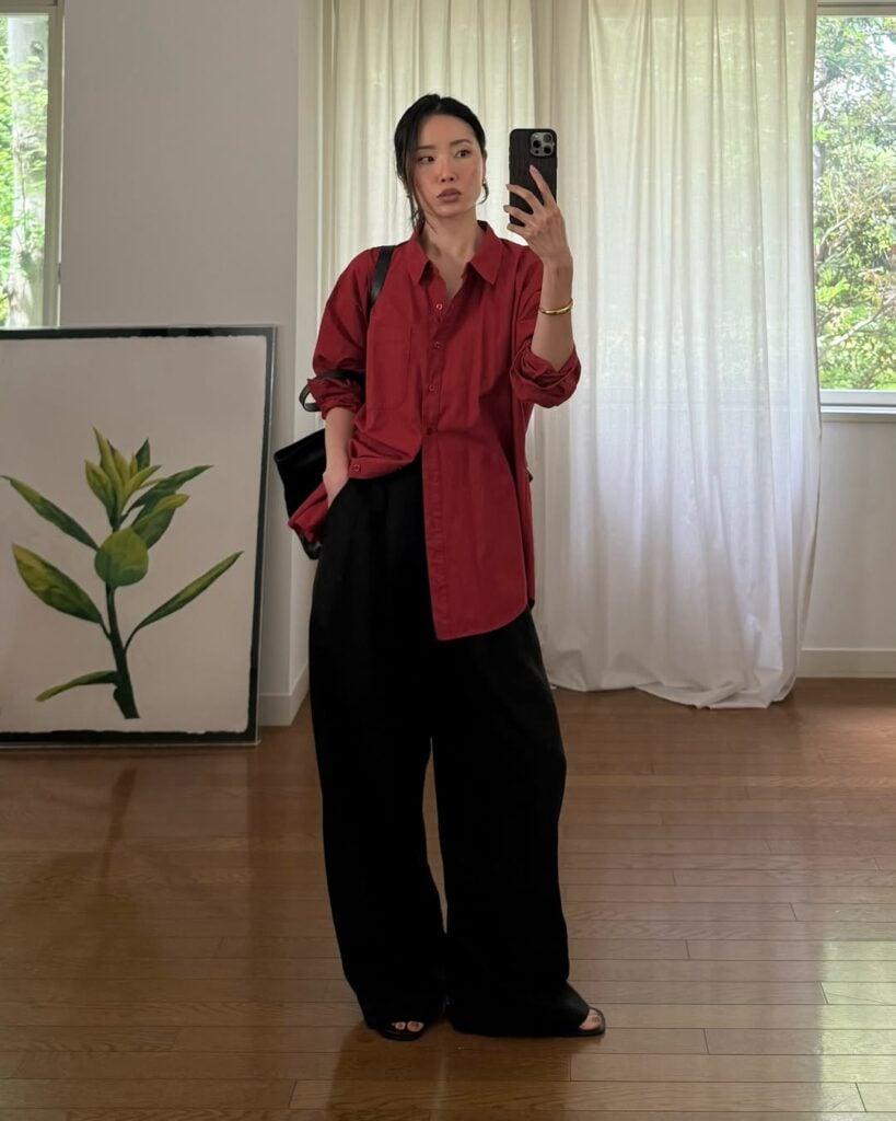 look com camisa feminina vermelha e calça preta