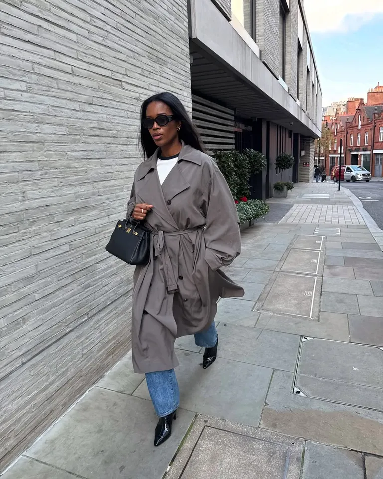 Mulher jovem, magra e de pele preta com look elegante