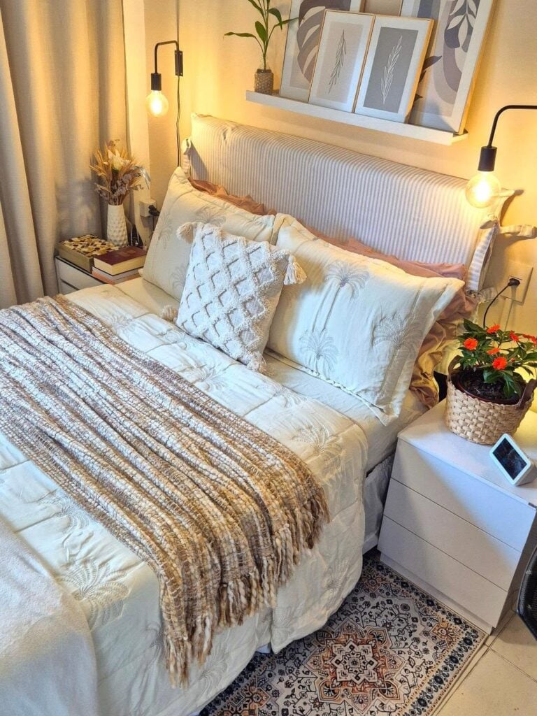 Quarto de casal em tons neutros, mesas de cabeceiras brancas e pendentes ao lado da cama