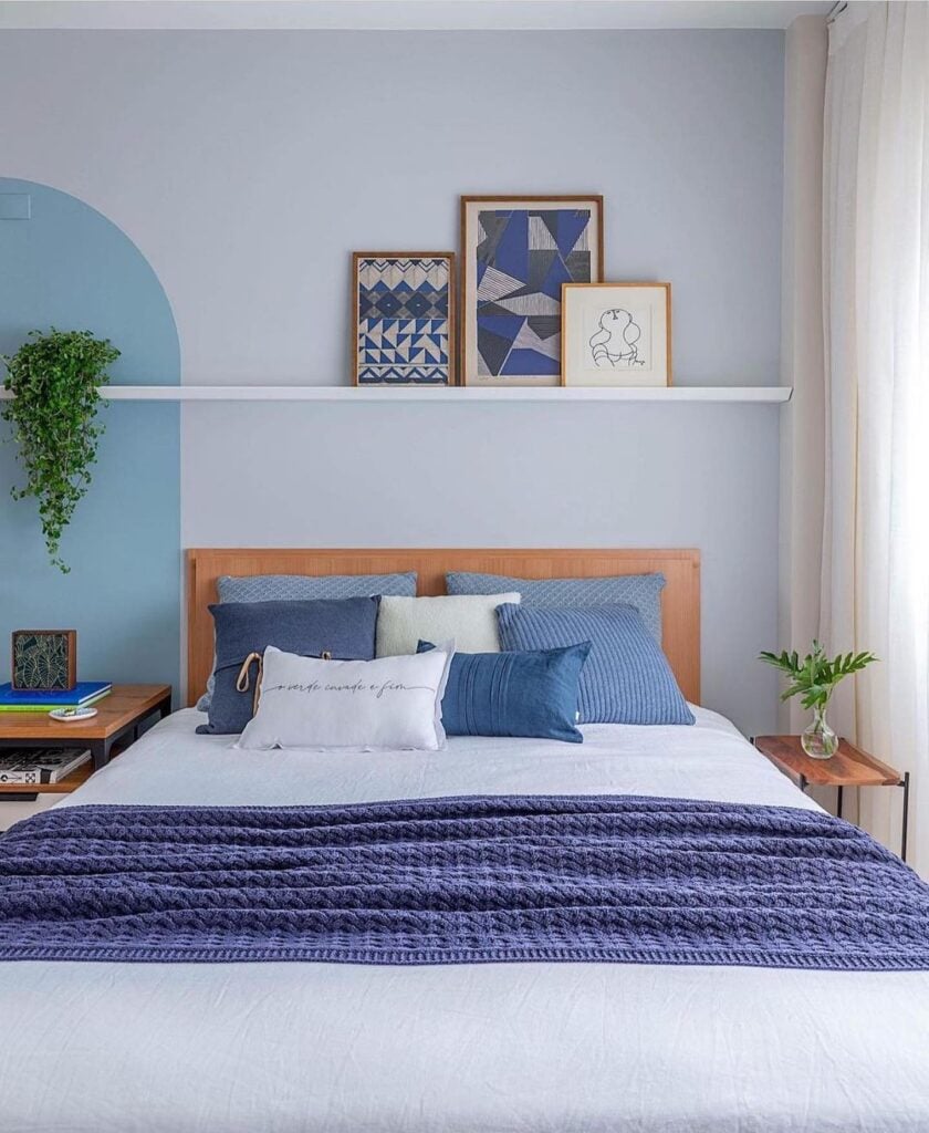 Quarto com paredes e roupa de cama em diferentes tons de azul