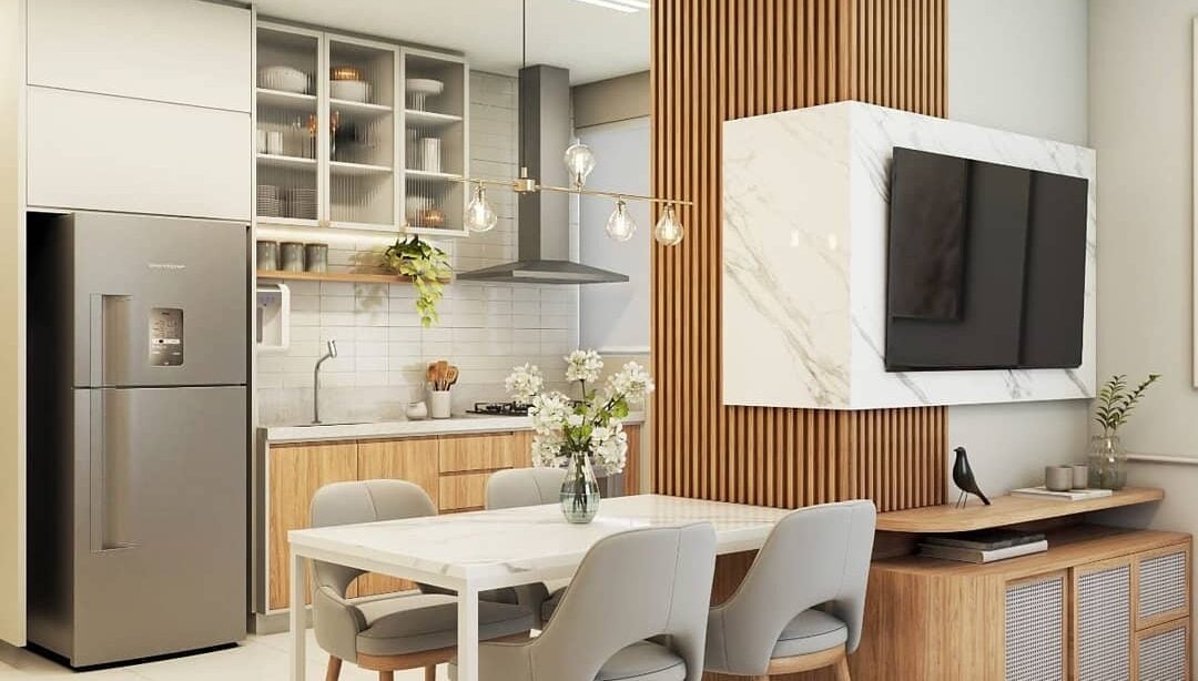 Cozinha e sala integradas com madeira aparente, detalhe em cinza e painel da tv marmorizado e ripado