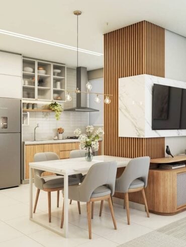 Cozinha e sala integradas com madeira aparente, detalhe em cinza e painel da tv marmorizado e ripado
