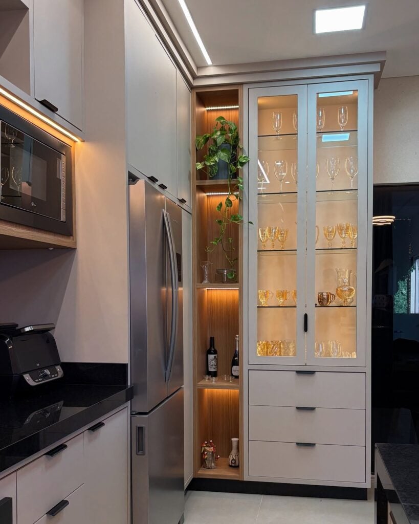 Cozinha com cristaleira moderna de linhas retar e iluminação de led