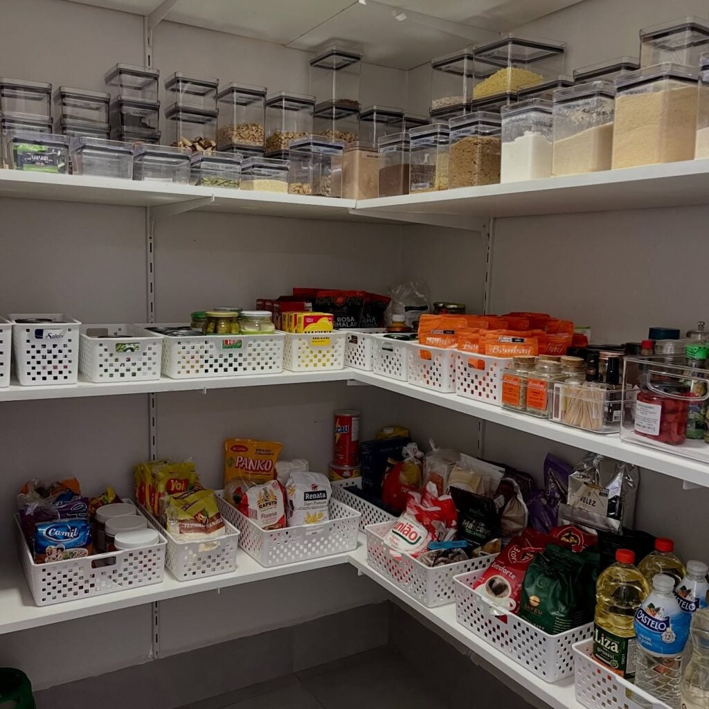 Despensa com prateleiras, potes transparentes e bandejas organizadoras