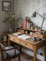 Escrivaninha d emadeira com gavetas, livros e objetos decorativos