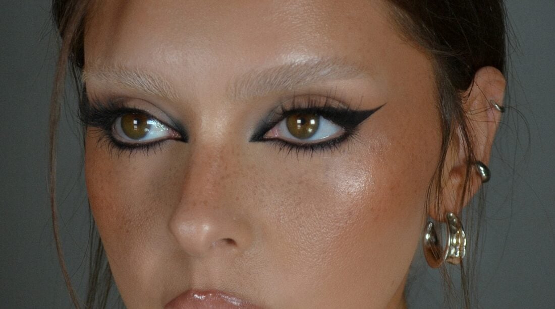 Mulher de pele claro, com delineado preto