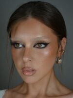 Mulher de pele claro, com delineado preto