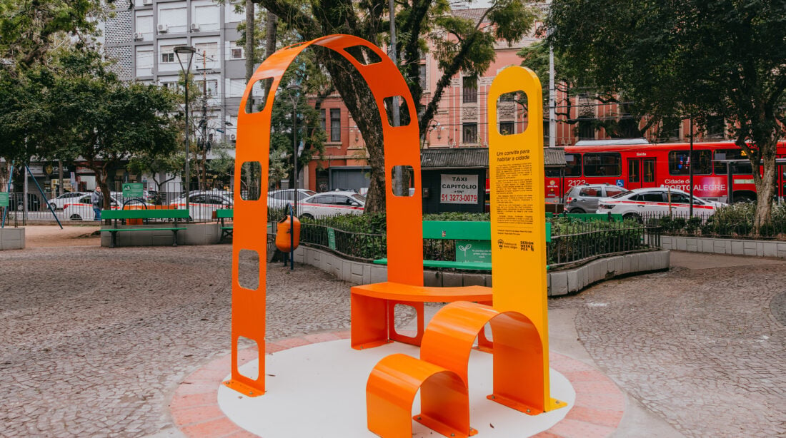 Estrutura de metal laranja e amarelo numa praça
