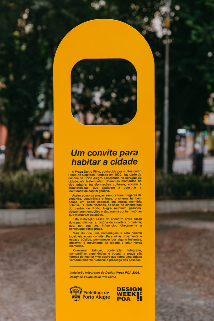 Placa amarela de matal com texto em letras pretas
