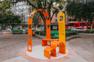 Estrutura de metal laranja e amarelo numa praça