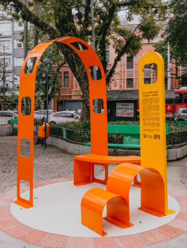 Estrutura de metal laranja e amarelo numa praça
