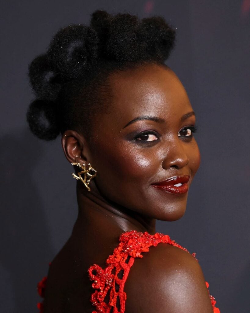 Lupita Nyong'o usa joias SAUER na Premiere do filme "The Odyssey”