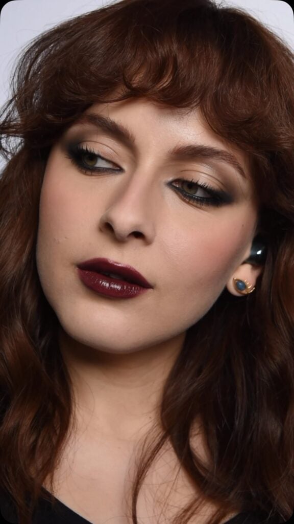 Mulher de pele clara com maquiagem em tons de marrom