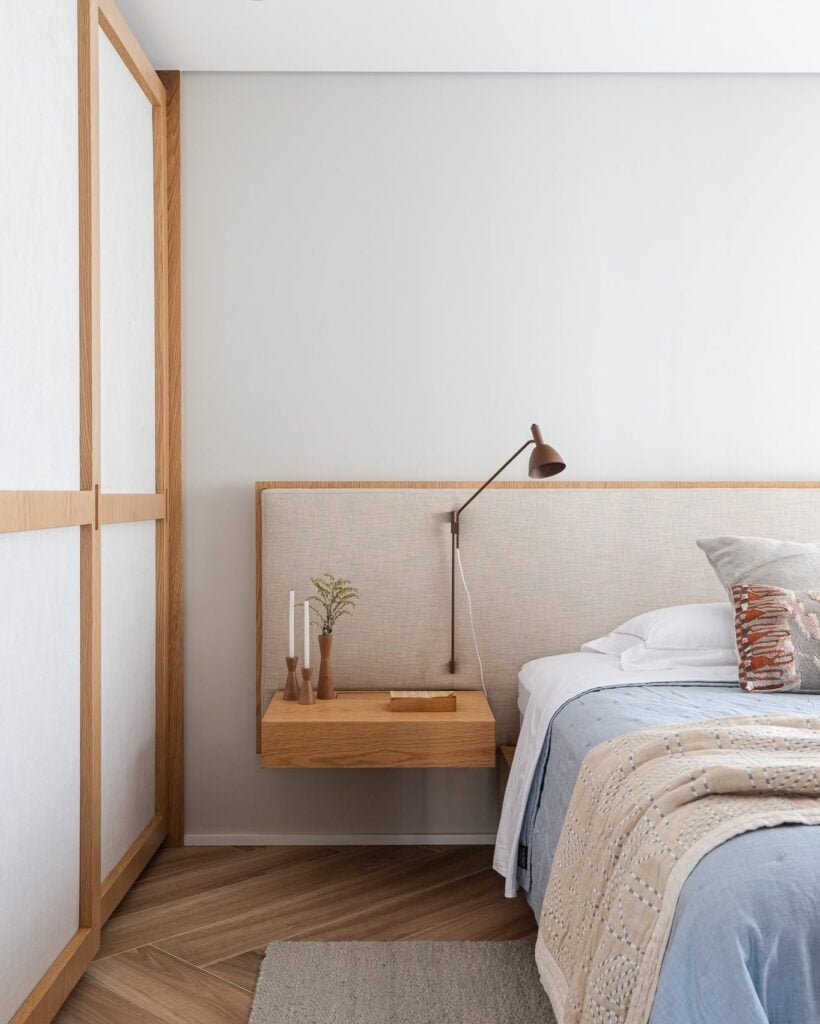 Quarto com mesa de cabeceira de madeira suspensa sem gaveta