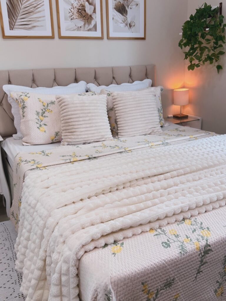Cama posta com almofadas e manta texturizada em cama com cabeceira capitonê