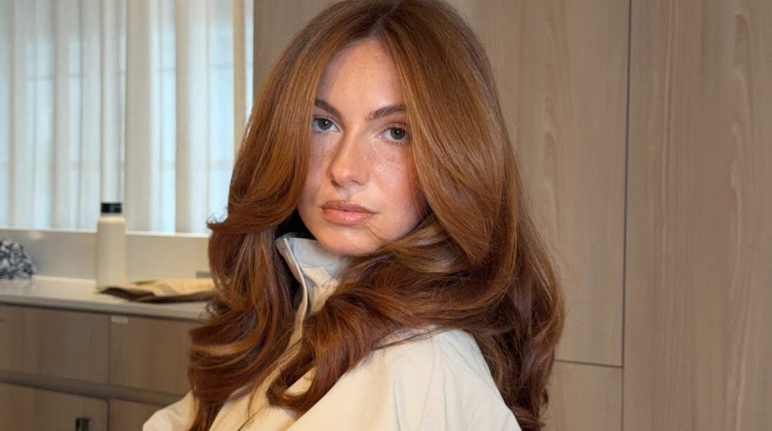 Mulher de pele clara, com cabelo ruivo