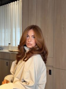 Mulher de pele clara, com cabelo ruivo