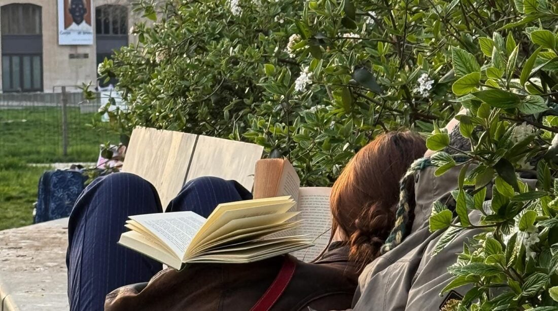 Casal lendo