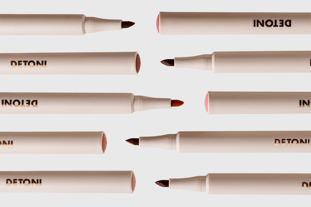 Detoni Beauty lança caneta labial com duração de até 15 horas e efeito tint