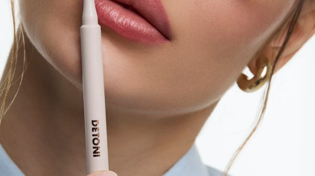 Detoni Beauty lança caneta labial com duração de até 15 horas e efeito tint