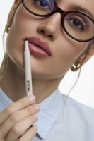 Detoni Beauty lança caneta labial com duração de até 15 horas e efeito tint