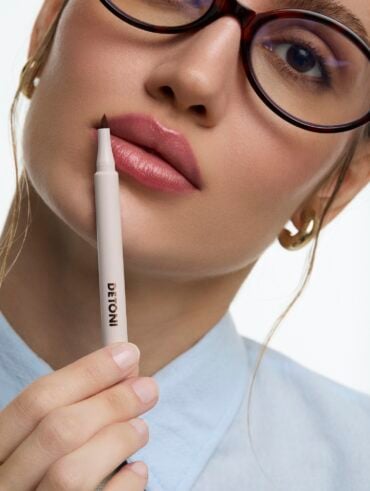 Detoni Beauty lança caneta labial com duração de até 15 horas e efeito tint