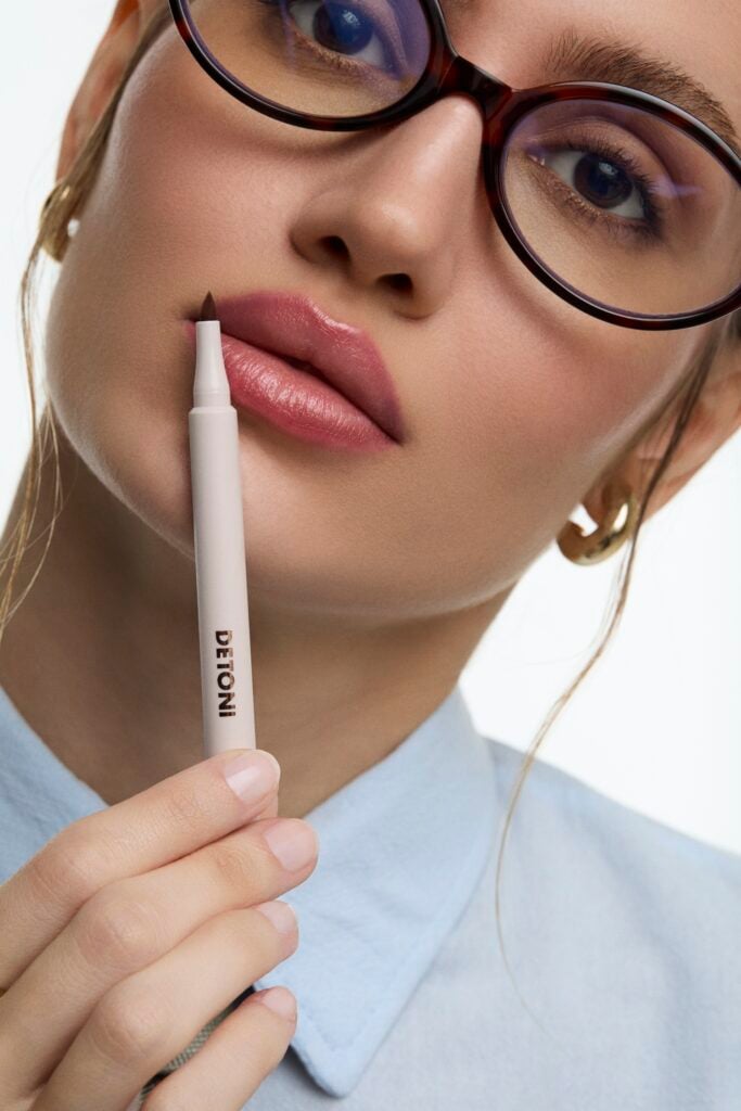 Detoni Beauty lança caneta labial com duração de até 15 horas e efeito tint