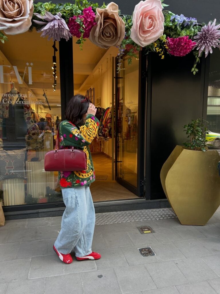 Look com jaqueta com bordado suzani
